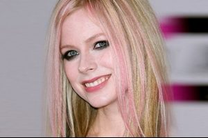 D&uuml;nya buna inanıyor: Avril Lavigne aslında 2003 yılında &ouml;ld&uuml;!