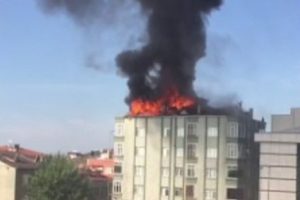İstanbul'da apartmanın &ccedil;atısı alev alev yandı