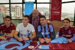 Trabzonsporlu futbolculardan imza g&uuml;n&uuml;