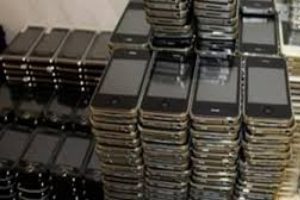 Van'da 3 bin adet ka&ccedil;ak cep telefonu ele ge&ccedil;irildi