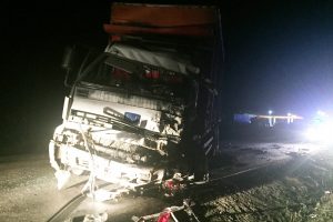 İş&ccedil;i otob&uuml;s&uuml; kamyonla &ccedil;arpıştı: 1 &ouml;l&uuml;, 29 yaralı
