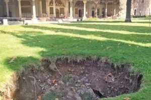 Topkapı Sarayı'nda korkutan &ccedil;ukur