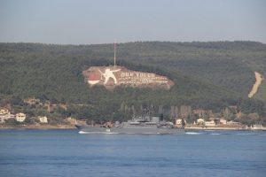 Rus savaş gemisi &Ccedil;anakkale Boğazı'ndan ge&ccedil;ti