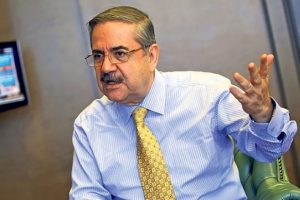 Akyol: "T&uuml;rk ordusu İzmir'e girdiğinde, limandaki harp gemilerine karşı elinde bir tanecik tekne var mıydı?"
