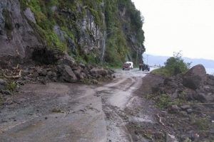 Rize-Artvin karayolunda heyelan