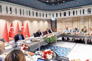 Kılı&ccedil;daroğlu yabancı basın mensuplarıyla bir araya geldi