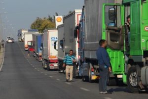 Kuyruğun sonu g&ouml;r&uuml;nm&uuml;yor! Tam 9 km...