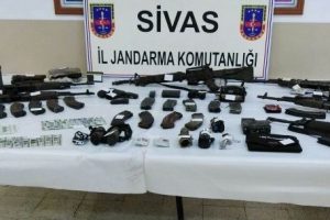 Ter&ouml;ristlerin &uuml;zerinden para ve silah &ccedil;ıktı