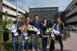 Ama&ccedil; hizmet etmek: &Ccedil;i&ccedil;eklerle karşılandılar