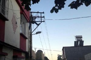 Elektrik arızasını giderkmek i&ccedil;in &ccedil;ıktığı direkte akıma kapıldı