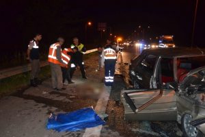 Karayolları ekibine otomobil &ccedil;arptı: 5 yaralı
