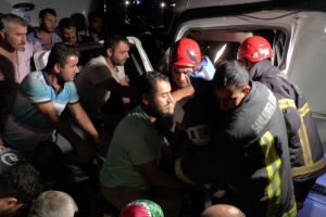 S&uuml;r&uuml;c&uuml;y&uuml; kurtarmaktan &ccedil;ok kalabalıkla uğraştılar