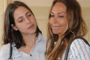 H&uuml;lya Avşar'dan Zehra &Ccedil;ilingiroğlu'na jest