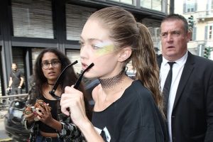 Paris'te Gigi Hadid r&uuml;zgarı