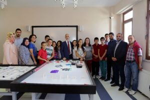 &Ccedil;ocuklardan T&uuml;rk bayrağı g&ouml;r&uuml;nce duran tank