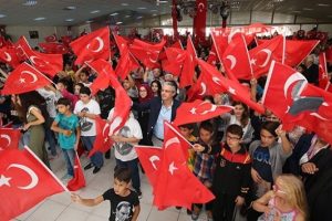 Karşıyaka'da 'Andımız' tepkisi: 3000 kişi okudu