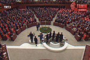 Erdoğan salona girince ayağa kalkmadılar