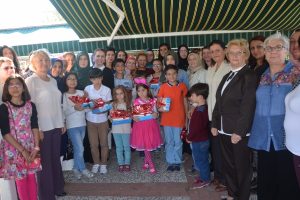 Bursa'da il&ccedil;ede başarılı olan 10 &ouml;ğrenciye hediye verildi
