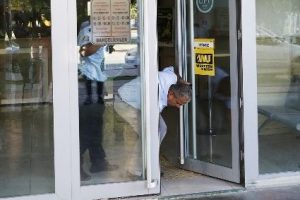 A&ccedil;ık unutulan PTT şubesinin kapısı polisi alarma ge&ccedil;irdi