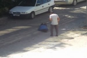 Boşanmak isteyen karısının g&ouml;z&uuml; &ouml;n&uuml;nde kendini vurdu