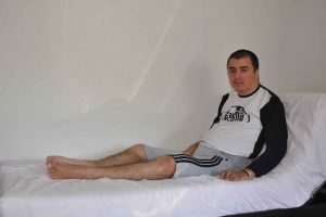 Omurilik fel&ccedil;li gencin tedavi parasını &ccedil;aldılar