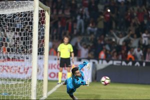 Bursaspor'un kalecisi Harun penaltı kurtarmaya devam ediyor