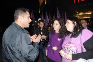Kadınların y&uuml;r&uuml;mesine izin verilmedi