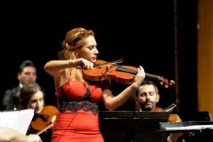 MDOB a&ccedil;ılış konserinde gen&ccedil; kemancı b&uuml;y&uuml;ledi