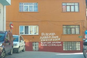Bursa'da evinin duvarına &ouml;yle bir yazı yazdı ki