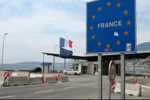 Fransa, İsvi&ccedil;re sınırındaki iki kapıyı kapatıyor