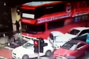 Şof&ouml;r&uuml; fenalaşan otob&uuml;s ara&ccedil;ları bi&ccedil;ti