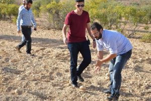 Kilis'e d&uuml;şen roket par&ccedil;aları bir eve zarar verdi