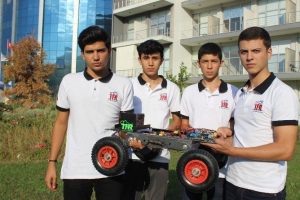 6 lise &ouml;ğrencisi kendi imkanlarıyla robot yaptı