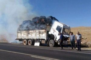 Kamyondaki pamuk balyaları k&uuml;l oldu