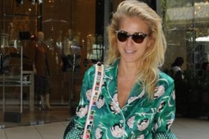 Burcu Esmersoy'a Bursa'da s&uuml;rpriz doğum g&uuml;n&uuml;