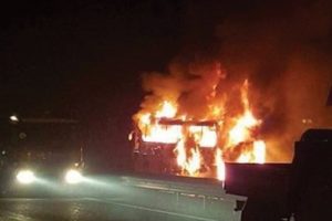 Bursa plakalı otob&uuml;s seyir halindeyken alev alev yandı