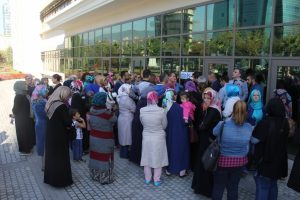 Bursa'da okulları yıkılan &ouml;ğrenciler, servisleri de gelmeyince sokakta kaldı