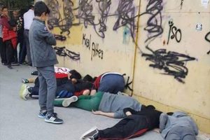 Ma&ccedil;ı yerde yatarak izlemeye &ccedil;alıştılar