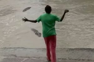 Timsahı terlikle ka&ccedil;ırdı