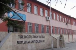 Hırsızlar okul kapılarını &ccedil;aldı