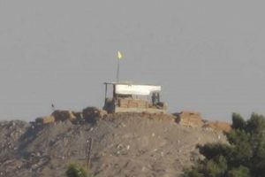 PYD, Telabyad'da mevzi kurdu, bayrak &ccedil;ekti