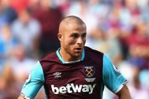 G&ouml;khan T&ouml;re i&ccedil;in West Ham taraftarından k&uuml;f&uuml;rl&uuml; beste