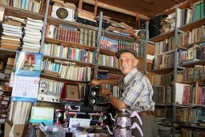 K&uuml;t&uuml;phaneye d&ouml;n&uuml;şt&uuml;r&uuml;len bakkala kitap yağıyor