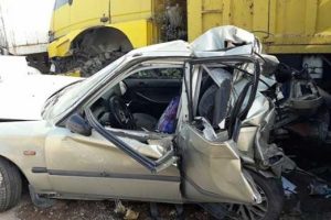 TIR, otomobili ezdi: 2'si kadın 3 kişi &ouml;ld&uuml;