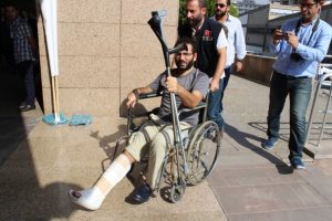 Ka&ccedil;arken ayağı kırılan savcı adliyeye b&ouml;yle getirildi