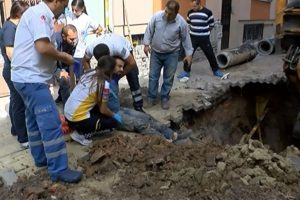Kanalizasyonda &ccedil;alışan iş&ccedil;inin &uuml;zerine toprak kaydı
