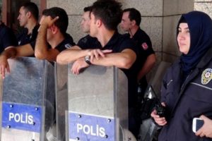 Baş&ouml;rt&uuml;l&uuml; kadın komiser timleri b&ouml;yle y&ouml;nlendirdi