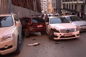 Polisten ka&ccedil;an Iraklılar caddeyi savaş alanına &ccedil;evirdi