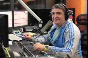 Best FM programcılarından Cem Arslan uğradığı bı&ccedil;aklı saldırıda yaralandı