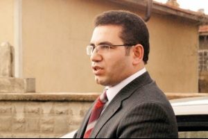 Polisten ka&ccedil;arken ayağı kırılan eski savcı mahkemeye sevk edildi